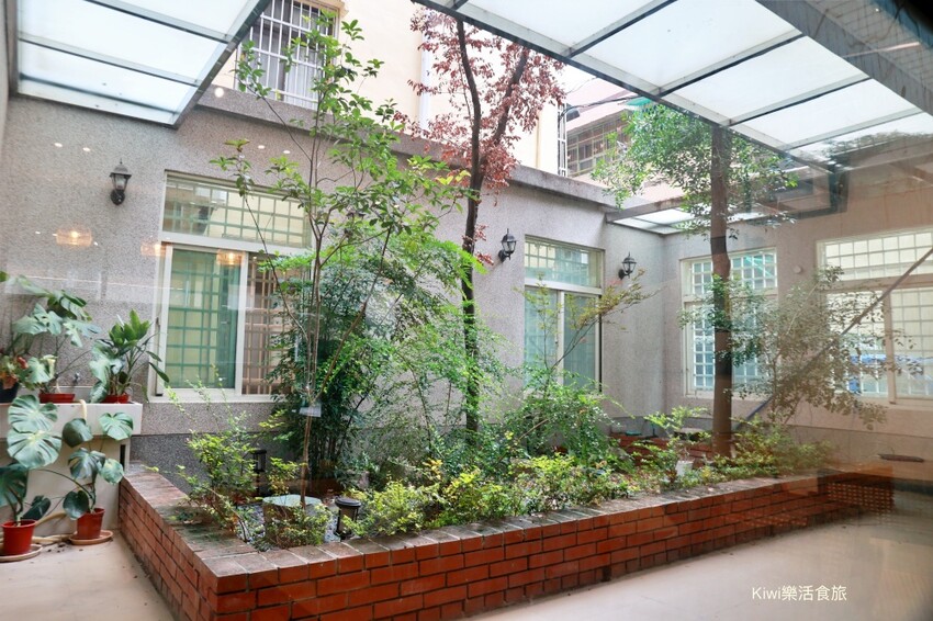 彰化市咖啡推薦隱園咖啡︱落地窗裡靜謐小花園,推薦單品手沖咖啡.甜點.wifi插座