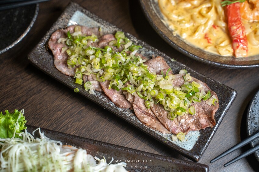 新莊美食｜老串角新莊店～新北無人不知的居酒屋開最新分店囉，總店破兩萬則評論依舊維持4.9顆星，菜單將近