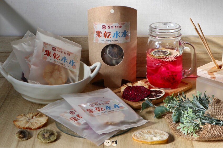 全台線上販售|春哥好物-水果乾專賣店．不愛喝水的人有福了! 「綜合果乾水」集結多種天然水果片，寡淡無味白開水立馬昇華成多彩多姿水果飲品