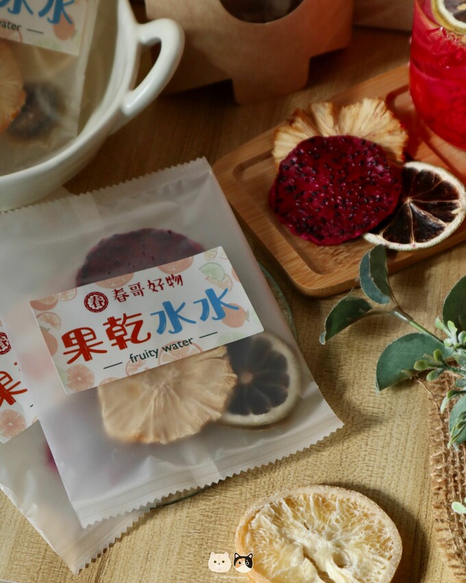 全台線上販售|春哥好物-水果乾專賣店．不愛喝水的人有福了! 「綜合果乾水」集結多種天然水果片，寡淡無味白開水立馬昇華成多彩多姿水果飲品