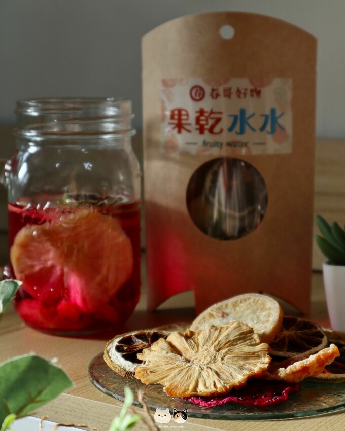 全台線上販售|春哥好物-水果乾專賣店．不愛喝水的人有福了! 「綜合果乾水」集結多種天然水果片，寡淡無味白開水立馬昇華成多彩多姿水果飲品