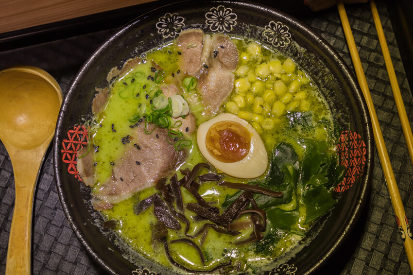 高雄美食 – 希拉麵 x 蓮池潭旁日本神社、一嵐座位風格美味拉麵!