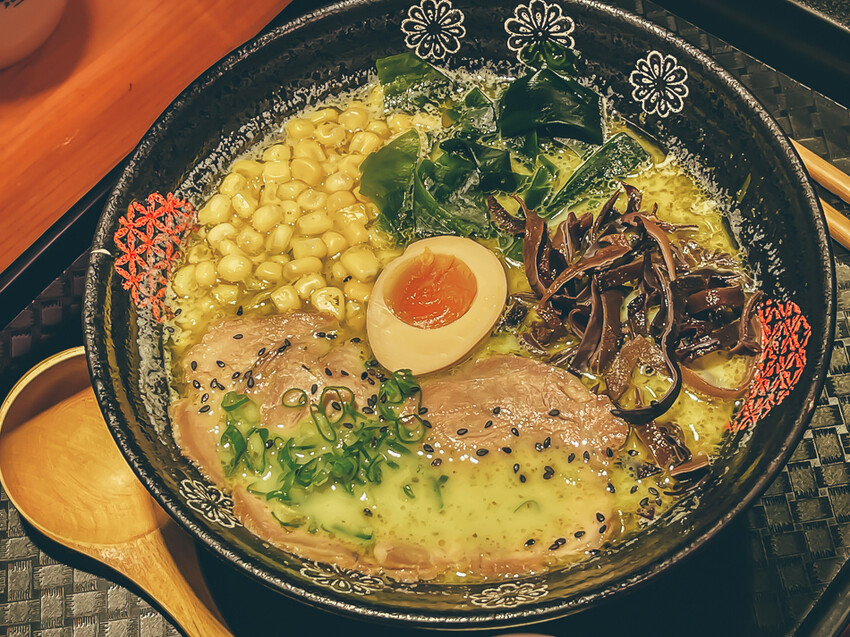 高雄美食 – 希拉麵 x 蓮池潭旁日本神社、一嵐座位風格美味拉麵!