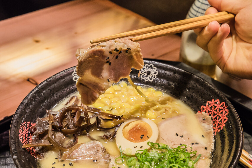 高雄美食 – 希拉麵 x 蓮池潭旁日本神社、一嵐座位風格美味拉麵!
