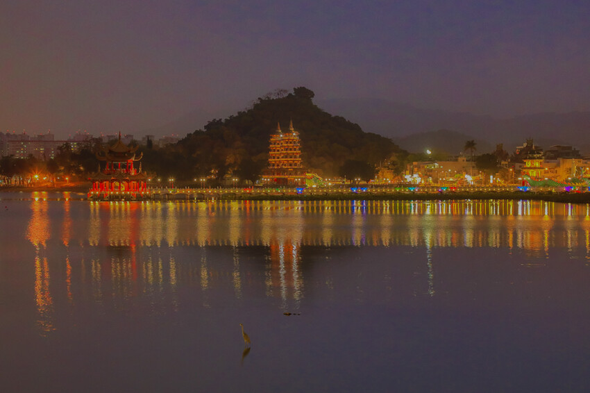 高雄美食 – 希拉麵 x 蓮池潭旁日本神社、一嵐座位風格美味拉麵!