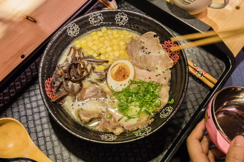 高雄美食 – 希拉麵 x 蓮池潭旁日本神社、一嵐座位風格美味拉麵!