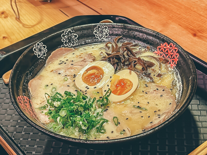 高雄美食 – 希拉麵 x 蓮池潭旁日本神社、一嵐座位風格美味拉麵!