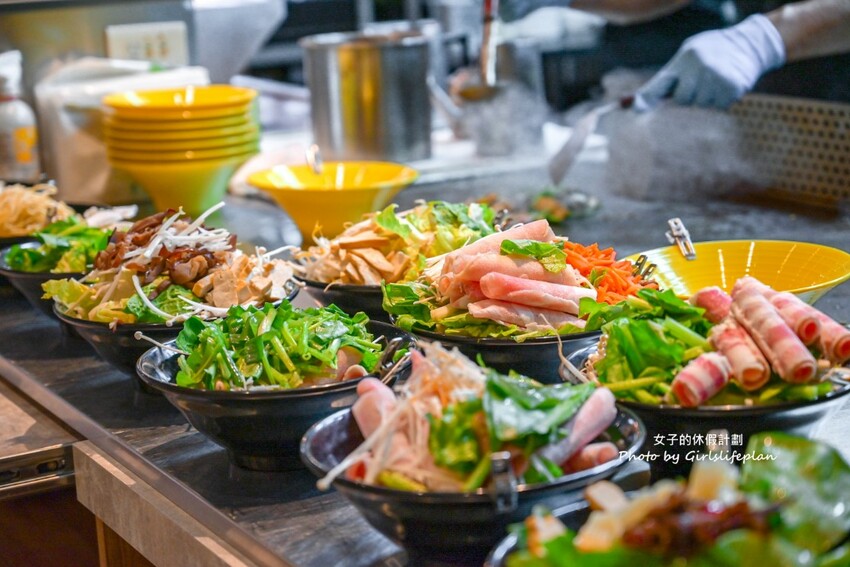 點排餐就送蒙古烤肉吃到飽，數10種蔬菜肉品，飲料.炸物.冰.主食通通吃到飽，商業午餐蒙古烤肉只要198元