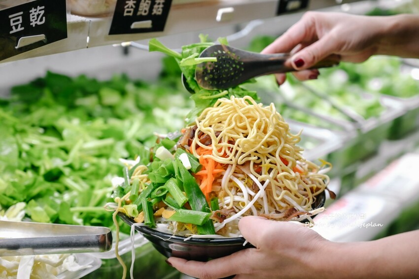 點排餐就送蒙古烤肉吃到飽，數10種蔬菜肉品，飲料.炸物.冰.主食通通吃到飽，商業午餐蒙古烤肉只要198元