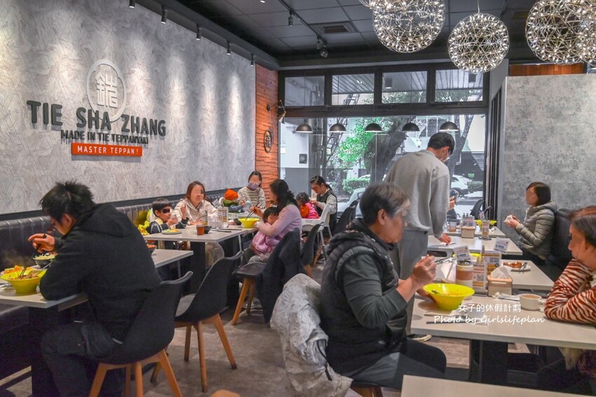 點排餐就送蒙古烤肉吃到飽，數10種蔬菜肉品，飲料.炸物.冰.主食通通吃到飽，商業午餐蒙古烤肉只要198元