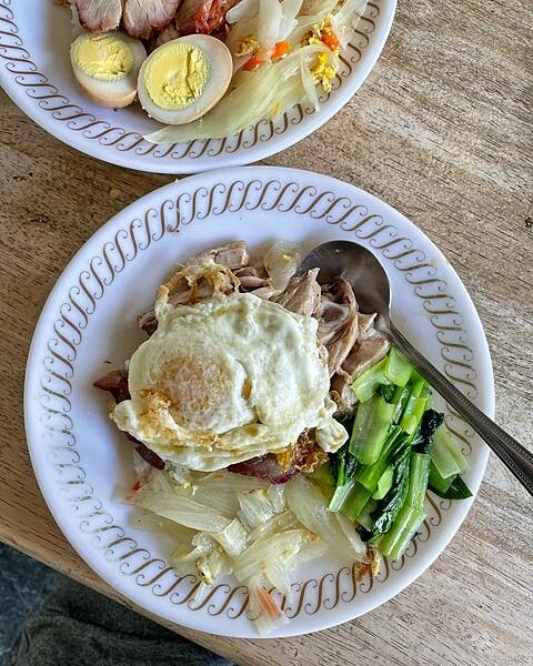 港式鴨莊|前鎮區美食|招牌被歲月摧殘到快不見字跡|只賣中餐的便宜港式燒臘便當|內用附湯可以免費喝