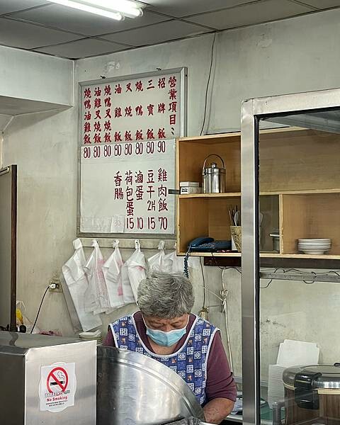 港式鴨莊|前鎮區美食|招牌被歲月摧殘到快不見字跡|只賣中餐的便宜港式燒臘便當|內用附湯可以免費喝