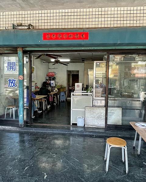 港式鴨莊|前鎮區美食|招牌被歲月摧殘到快不見字跡|只賣中餐的便宜港式燒臘便當|內用附湯可以免費喝