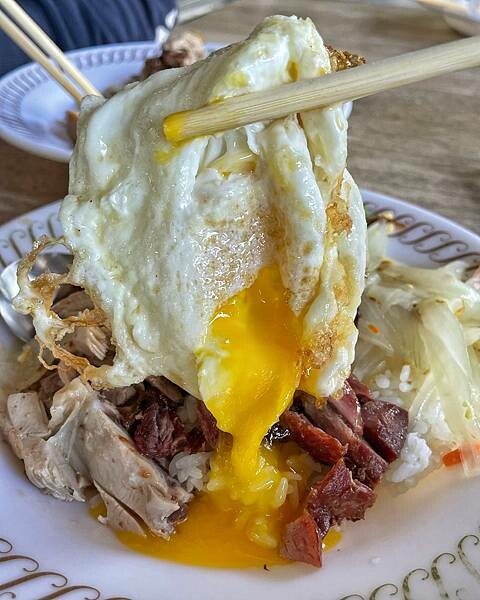 港式鴨莊|前鎮區美食|招牌被歲月摧殘到快不見字跡|只賣中餐的便宜港式燒臘便當|內用附湯可以免費喝