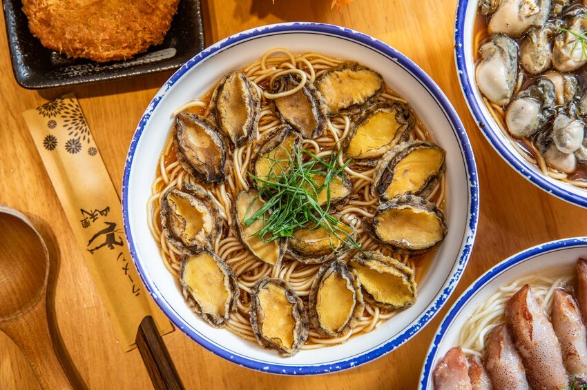 別再只知道拉麵吃到飽！【山禾堂拉麵】全新海鮮拉麵系列澎湃登場，讓你一次吃到爽。