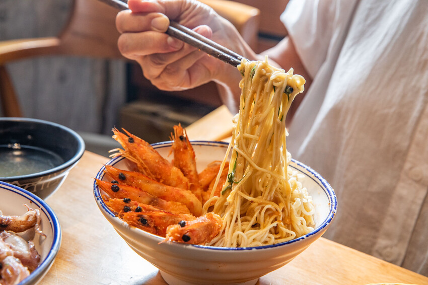 別再只知道拉麵吃到飽！【山禾堂拉麵】全新海鮮拉麵系列澎湃登場，讓你一次吃到爽。