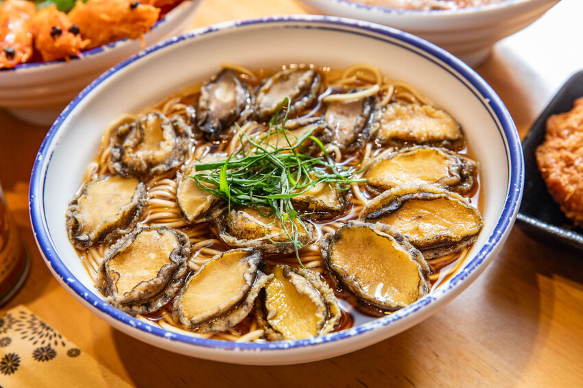 別再只知道拉麵吃到飽！【山禾堂拉麵】全新海鮮拉麵系列澎湃登場，讓你一次吃到爽。