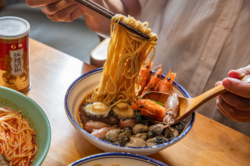 別再只知道拉麵吃到飽！【山禾堂拉麵】全新海鮮拉麵系列澎湃登場，讓你一次吃到爽。