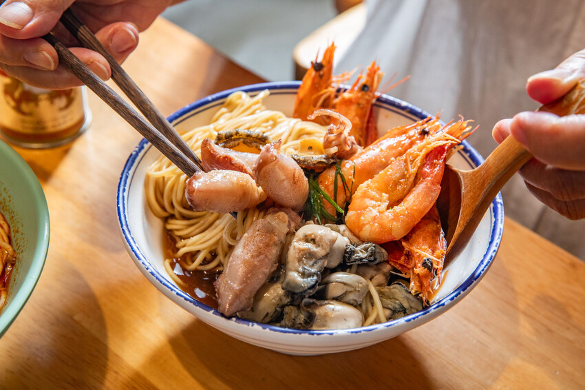 別再只知道拉麵吃到飽！【山禾堂拉麵】全新海鮮拉麵系列澎湃登場，讓你一次吃到爽。