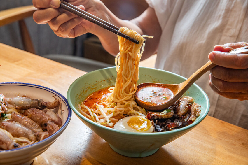 別再只知道拉麵吃到飽！【山禾堂拉麵】全新海鮮拉麵系列澎湃登場，讓你一次吃到爽。