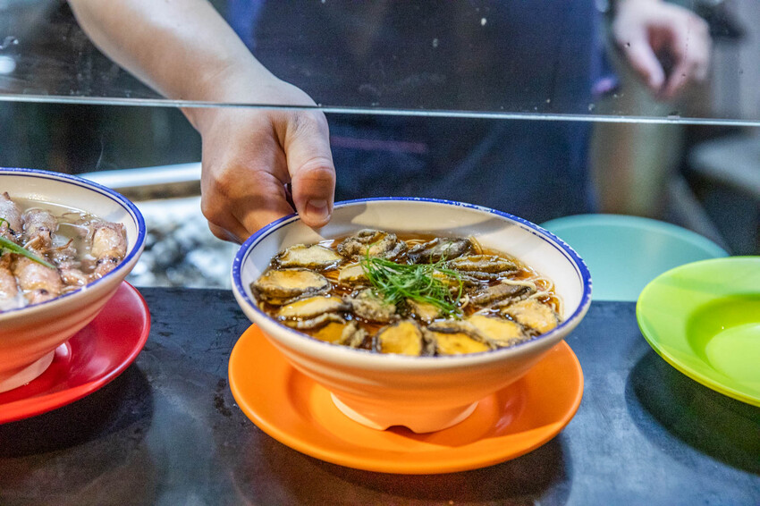 別再只知道拉麵吃到飽！【山禾堂拉麵】全新海鮮拉麵系列澎湃登場，讓你一次吃到爽。