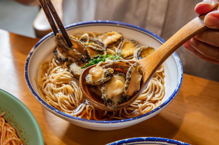 別再只知道拉麵吃到飽！【山禾堂拉麵】全新海鮮拉麵系列澎湃登場，讓你一次吃到爽。