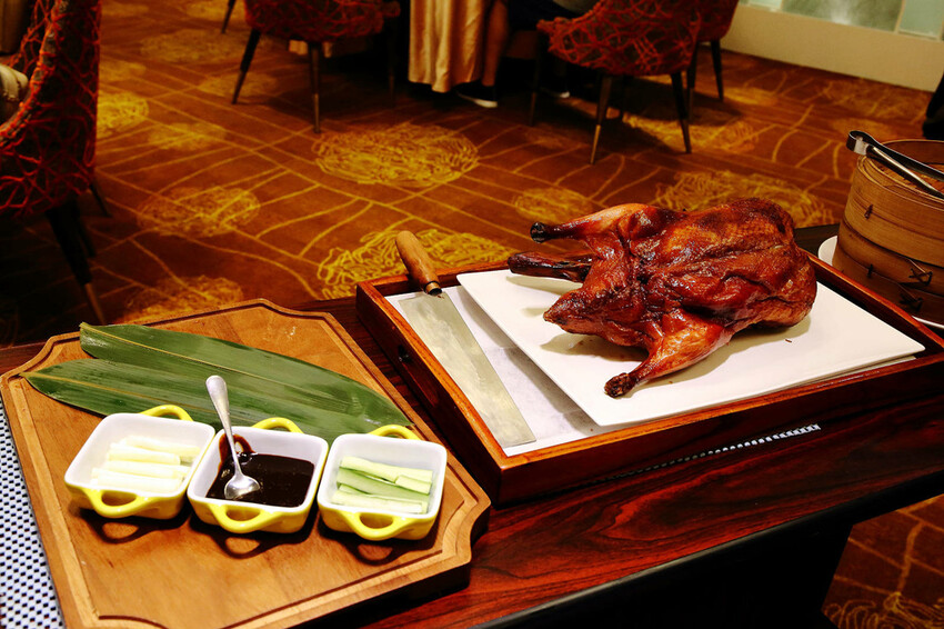 晶宴會館新品牌「晶粵軒烤鴨餐廳」，主打烤鴨搭配港式小點跟經典