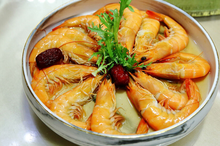 晶宴會館新品牌「晶粵軒烤鴨餐廳」，主打烤鴨搭配港式小點跟經典