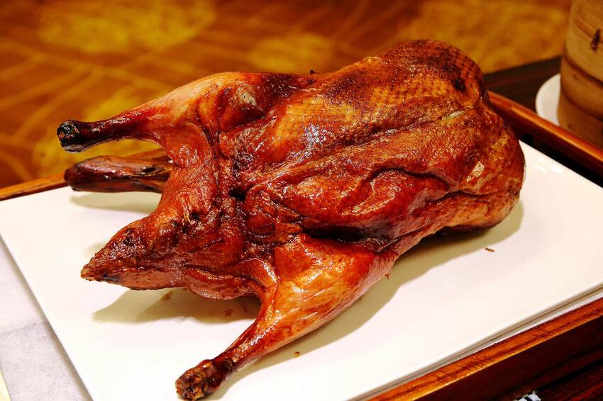 晶宴會館新品牌「晶粵軒烤鴨餐廳」，主打烤鴨搭配港式小點跟經典