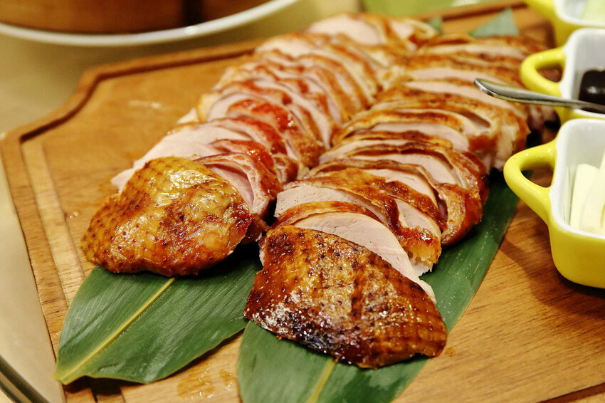 晶宴會館新品牌「晶粵軒烤鴨餐廳」，主打烤鴨搭配港式小點跟經典