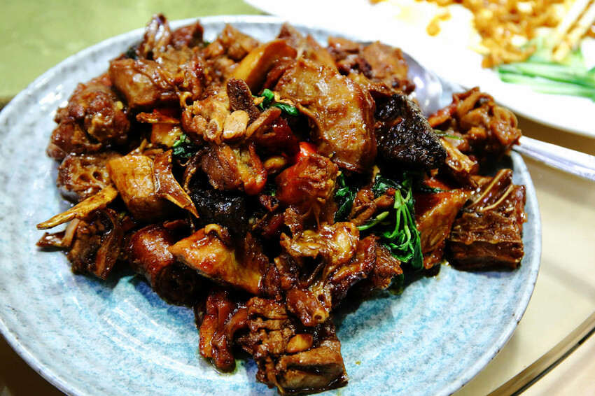 晶宴會館新品牌「晶粵軒烤鴨餐廳」，主打烤鴨搭配港式小點跟經典