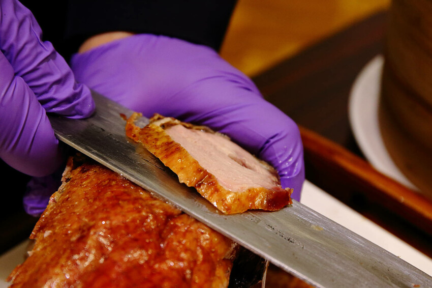 晶宴會館新品牌「晶粵軒烤鴨餐廳」，主打烤鴨搭配港式小點跟經典