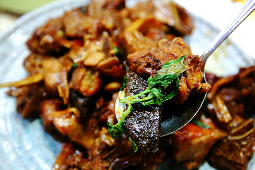 晶宴會館新品牌「晶粵軒烤鴨餐廳」，主打烤鴨搭配港式小點跟經典