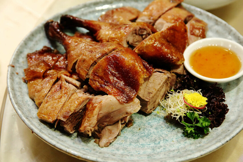 晶宴會館新品牌「晶粵軒烤鴨餐廳」，主打烤鴨搭配港式小點跟經典