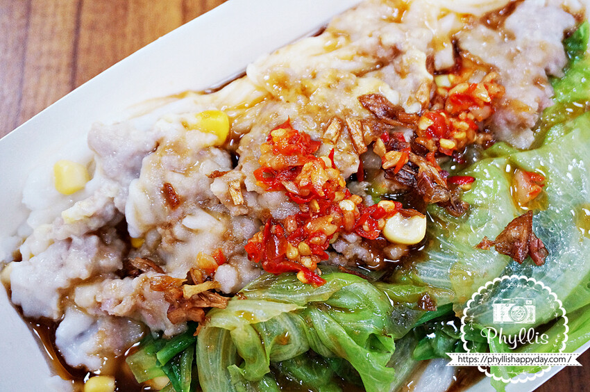 中壢夜市 廣東腸粉 皮薄餡多獨家醬料超香 大排長龍也願意的夜市美食! - 相片中的菲莉絲