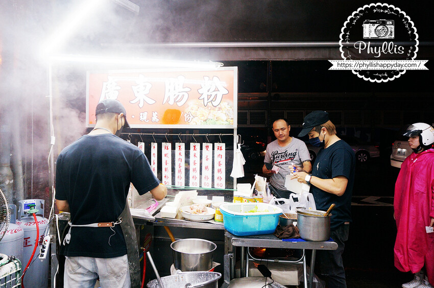 中壢夜市 廣東腸粉 皮薄餡多獨家醬料超香 大排長龍也願意的夜市美食! - 相片中的菲莉絲