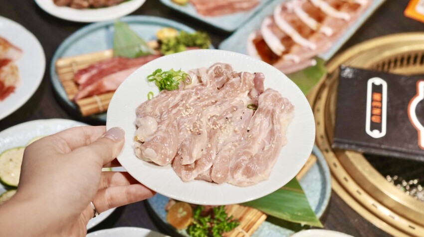 台中燒肉推薦!火火燒肉販賣所,享受桌邊代烤服務與澎湃美食