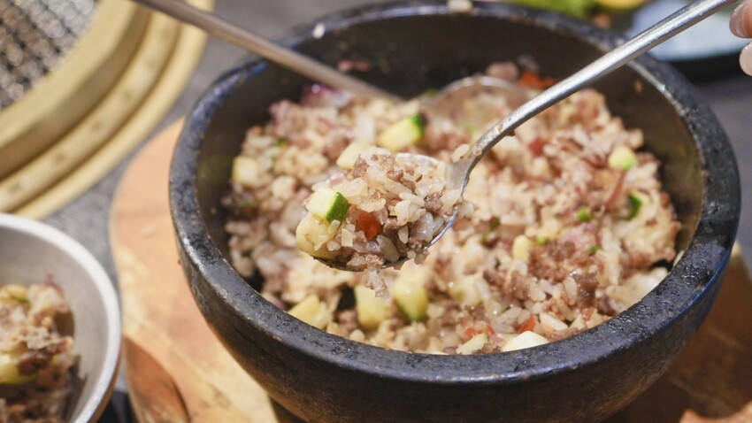 台中燒肉推薦!火火燒肉販賣所,享受桌邊代烤服務與澎湃美食