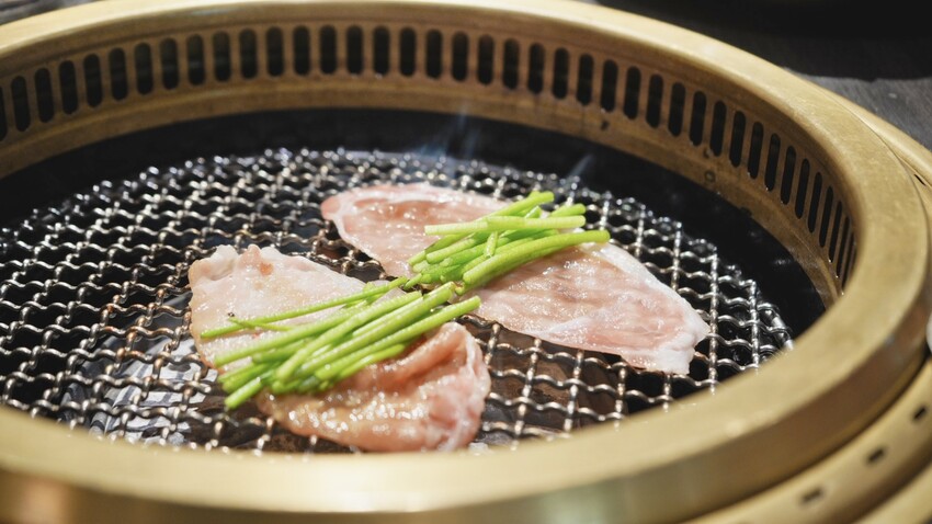 台中燒肉推薦!火火燒肉販賣所,享受桌邊代烤服務與澎湃美食