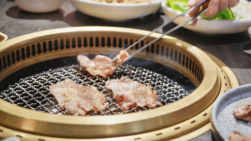 台中燒肉推薦!火火燒肉販賣所,享受桌邊代烤服務與澎湃美食