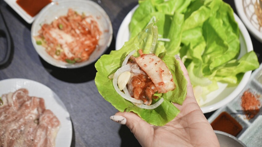 台中燒肉推薦!火火燒肉販賣所,享受桌邊代烤服務與澎湃美食