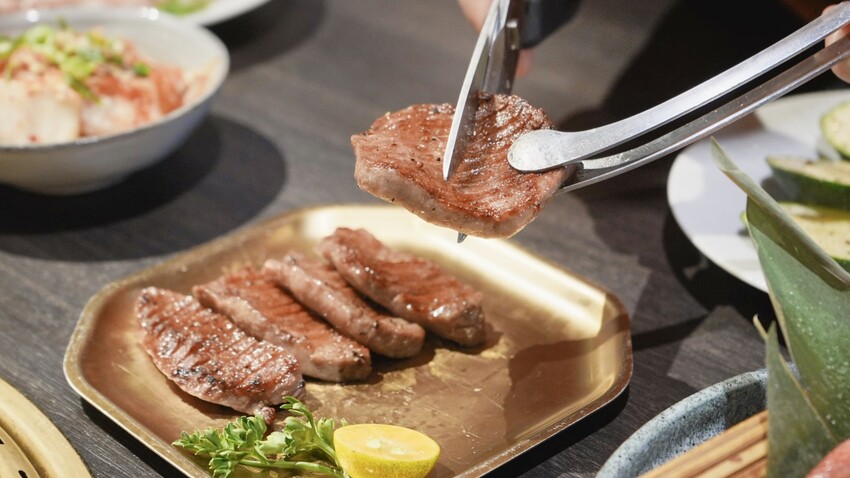 台中燒肉推薦!火火燒肉販賣所,享受桌邊代烤服務與澎湃美食