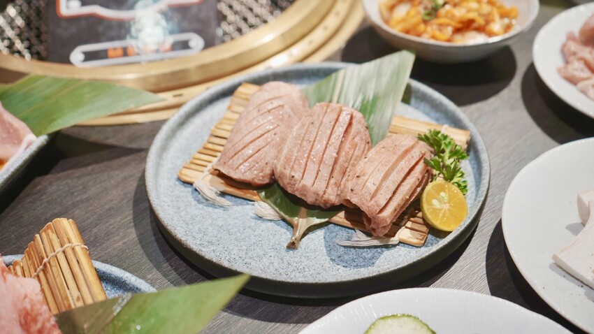 台中燒肉推薦!火火燒肉販賣所,享受桌邊代烤服務與澎湃美食