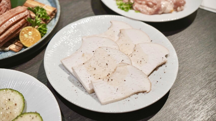 台中燒肉推薦!火火燒肉販賣所,享受桌邊代烤服務與澎湃美食