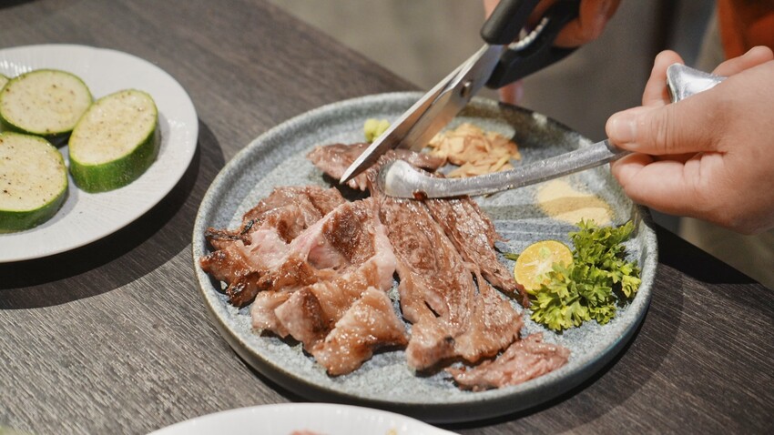 台中燒肉推薦!火火燒肉販賣所,享受桌邊代烤服務與澎湃美食