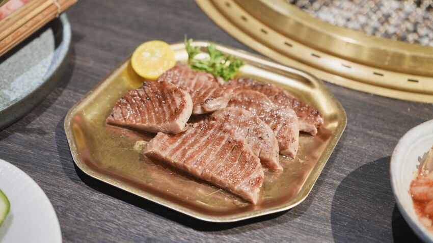 台中燒肉推薦!火火燒肉販賣所,享受桌邊代烤服務與澎湃美食