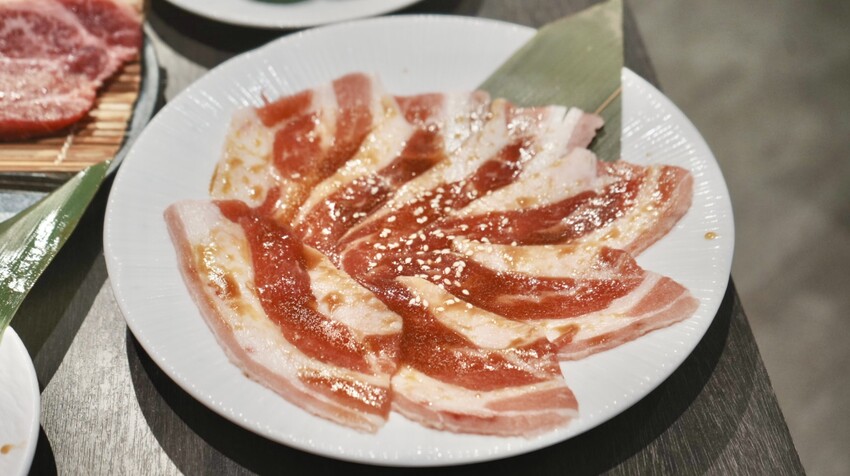 台中燒肉推薦!火火燒肉販賣所,享受桌邊代烤服務與澎湃美食