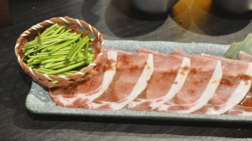 台中燒肉推薦!火火燒肉販賣所,享受桌邊代烤服務與澎湃美食