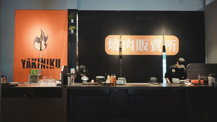 台中燒肉推薦!火火燒肉販賣所,享受桌邊代烤服務與澎湃美食