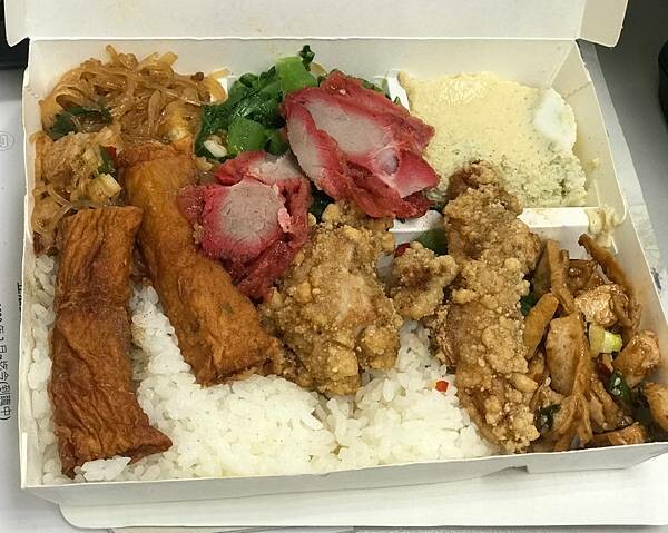 （善導寺便當）小李便當店～平日中午限定隱藏版便當！超大份量多重主菜 配菜都好吃～招牌小雞飯不可錯過！